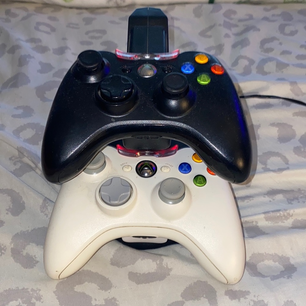 2 xbox 360 controllers and charging dock